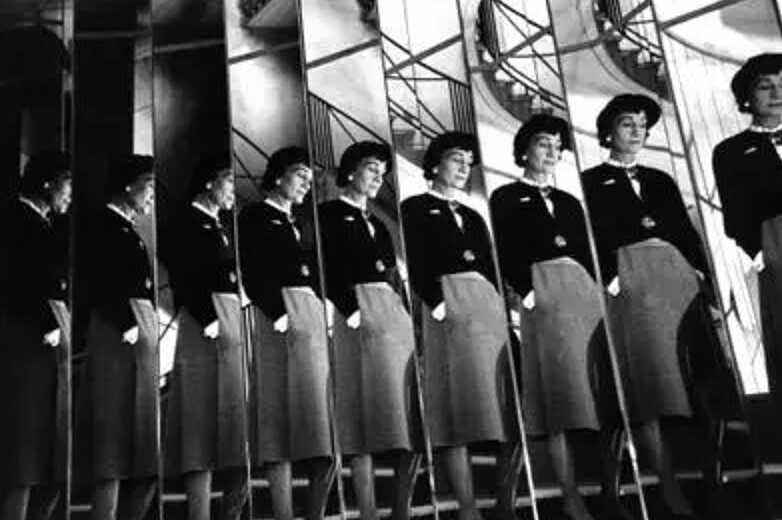 年屆71歲時,嘉柏麗‧香奈兒決定將高級訂製服精品店重新開幕,於2月5日所舉辦的服裝秀轟動一時,獲得美國媒體好評。該系列當中的第一款服裝造型,是一套有數字「5」的針織套裝。