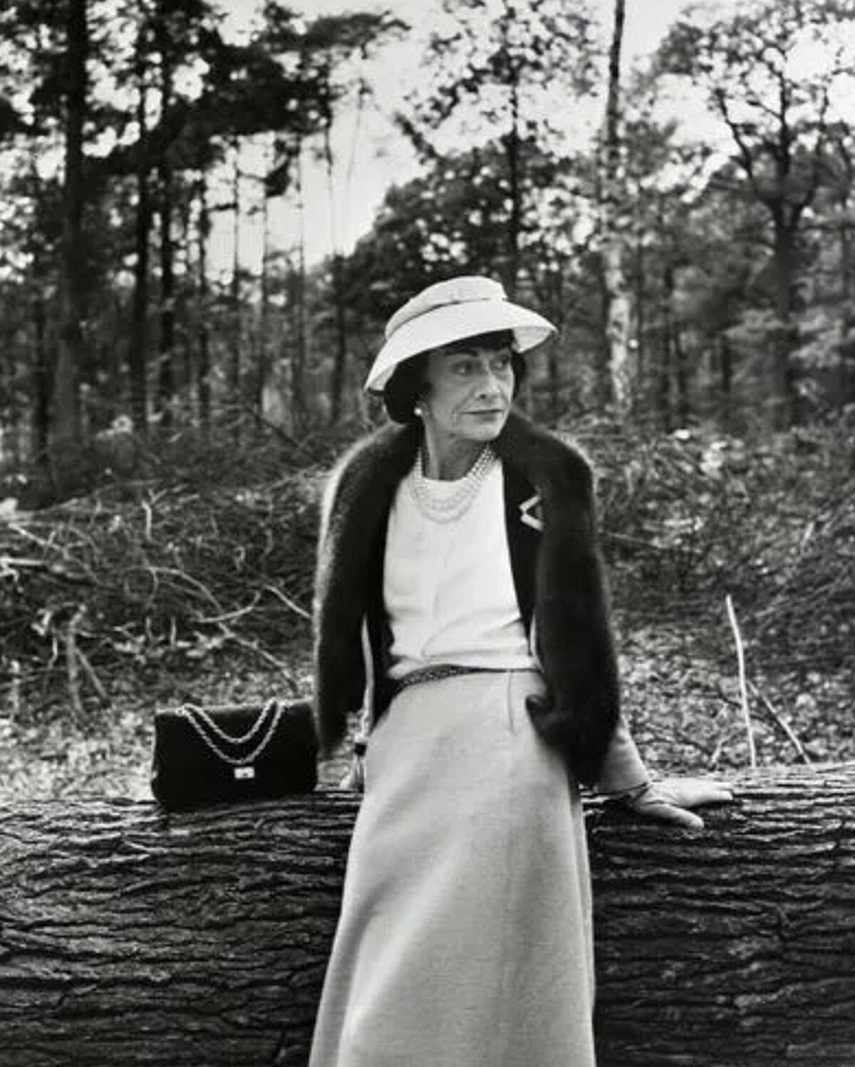 1955年,嘉柏麗‧香奈兒推出著名的「2.55」菱格紋包款,搭配金色鍊帶,以包款創作年份時間作為命名。這款實用的包款搭配一條柔軟的側背鍊帶,讓女性得以空出雙手,無拘無束。