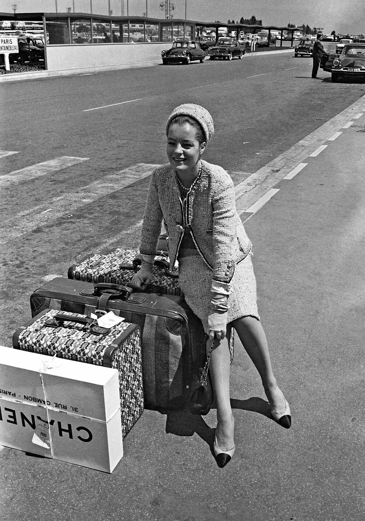 羅美‧雪妮黛身穿著名的斜紋軟呢套裝、雙色鞋,搭配 2.55 包款,1962 年攝於巴黎。