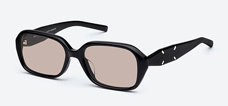 BTS田柾國包包中出現的Gentle Monster X Maison Margiela聯名墨鏡。