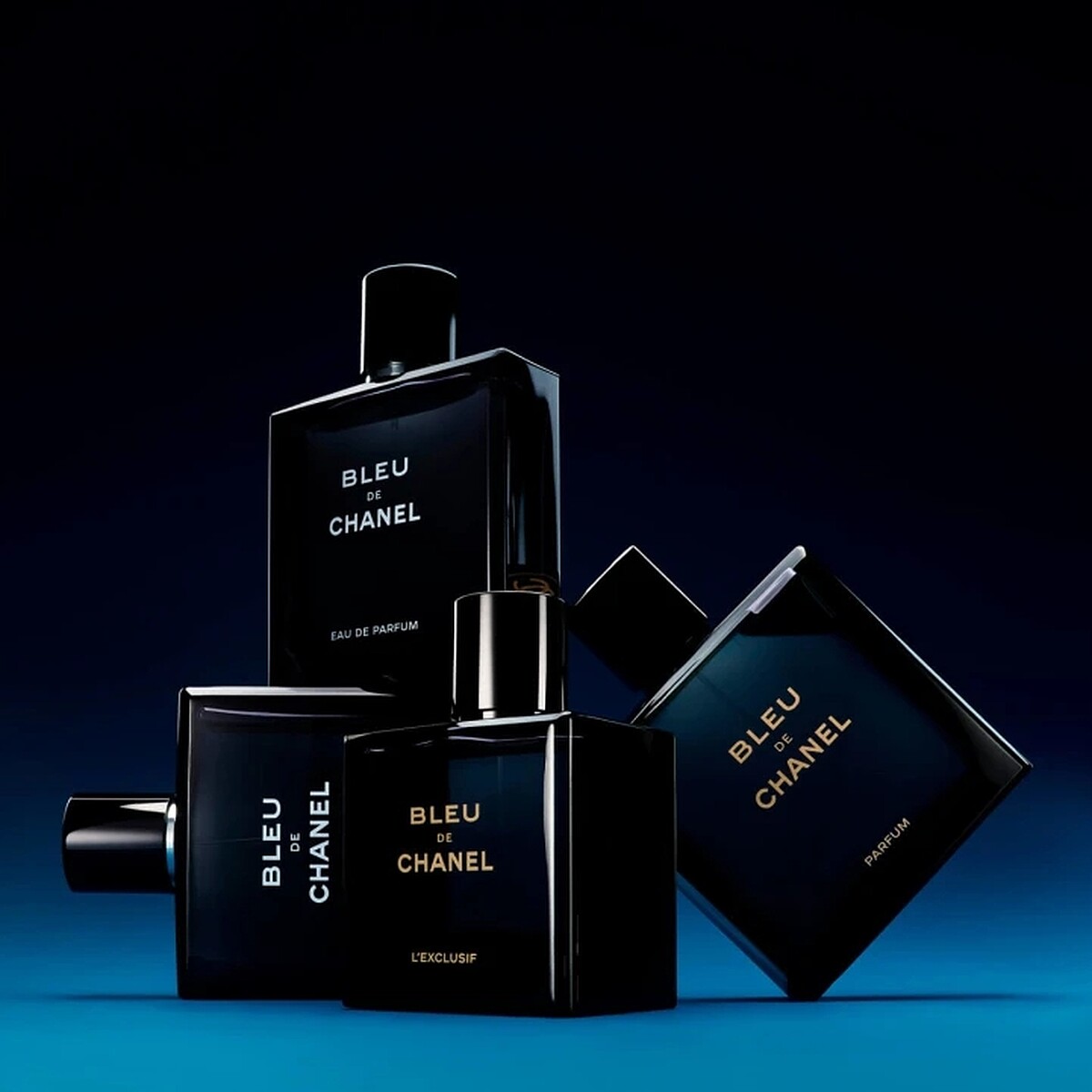 BTS田柾國包包中出現的CHANEL藍色男性香水。