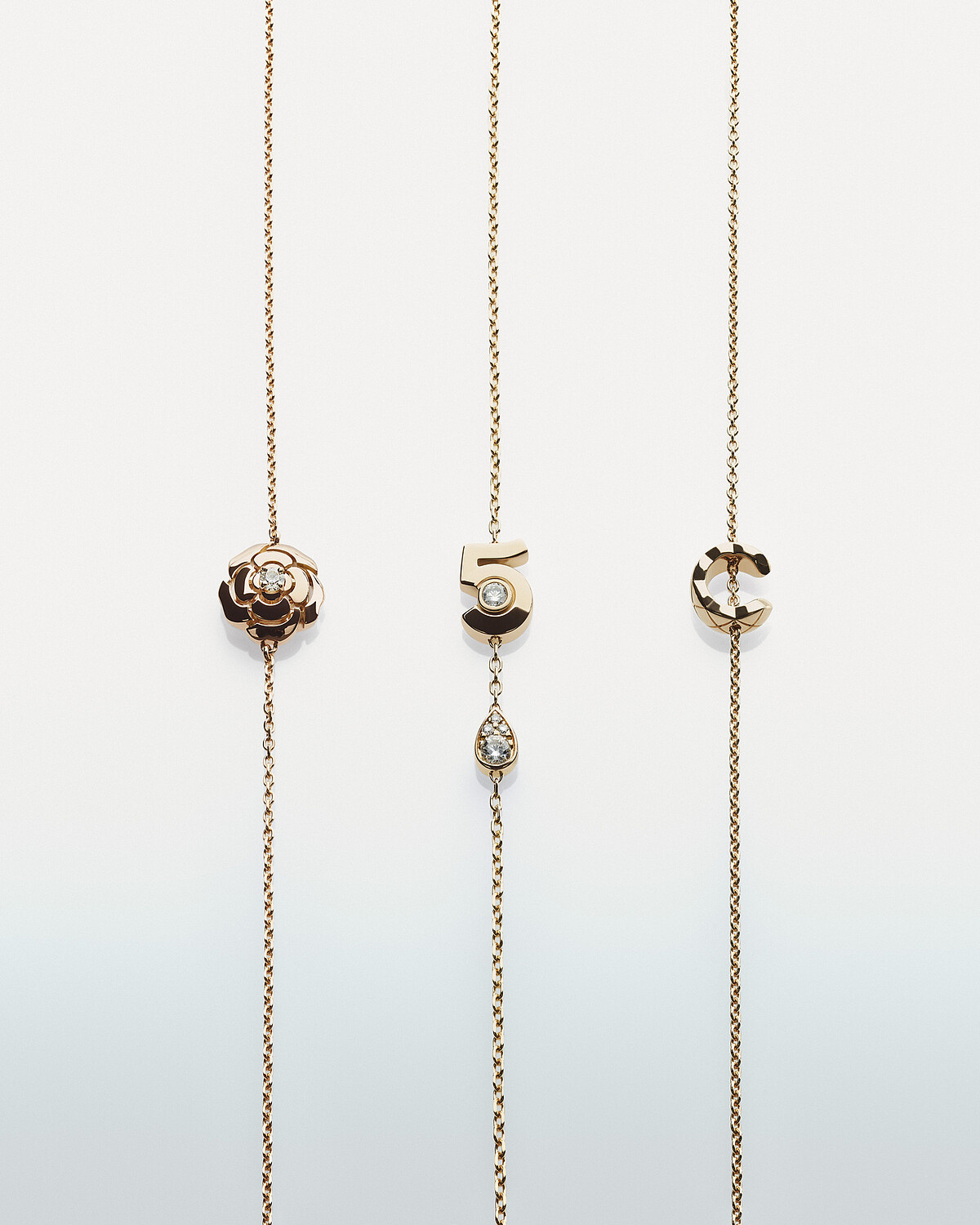 (由左至右) EXTRAIT DE CAMÉLIA 手鍊 18K 玫瑰金鑲嵌鑽石, 建議售價 NTD 99,000 元 。 EXTRAIT N°5手鍊 18K BEIGE米色金鑲嵌鑽石, 建議售價 NTD 122,000 元 。 COCO 手鍊 18K BEIGE米色金,建議售價 NTD 61,000 元
