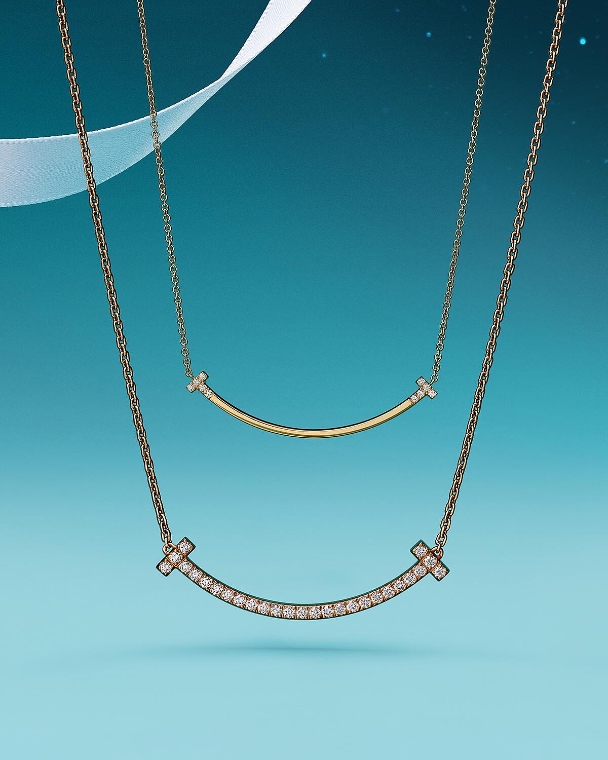 Tiffany T Smile (上)玫瑰K金鑲鑽墜鍊,中型款, 參考價格約NTD 117,000 (下)Tiffany T Smile 玫瑰K金全鋪鑽墜鍊,中型款, 參考價格約NTD 252,000