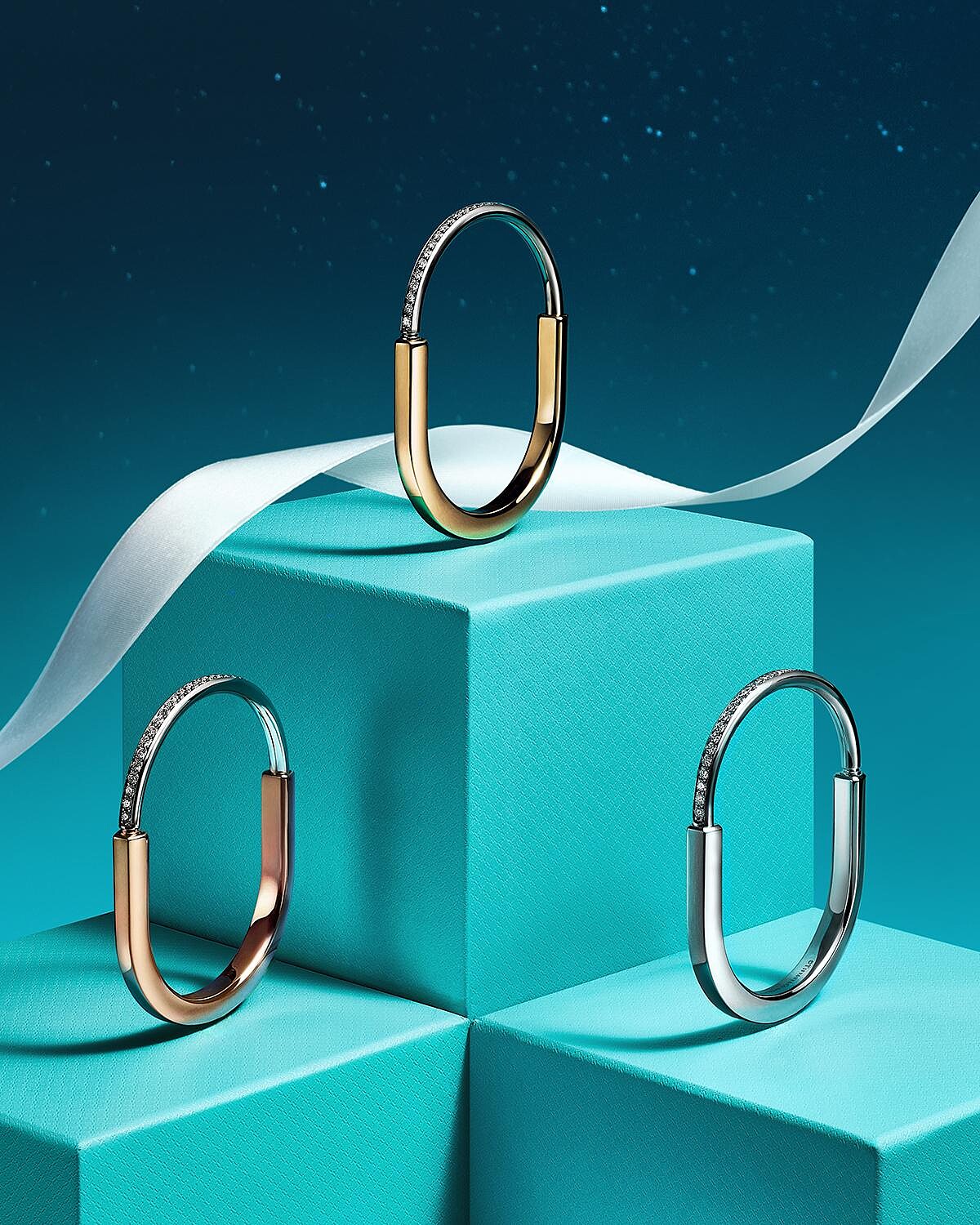 Tiffany Lock (左&上) 玫瑰K金與白K金和黃K金與白K金鑲嵌鑽石手環,參考價格約NTD 560,000 _ (右) Tiffany Lock 白K金鑲嵌鑽石手環,參考價格約NTD 595,000