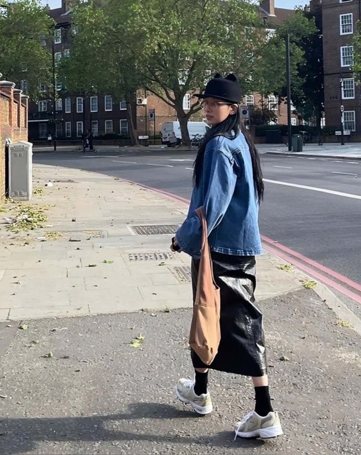 秀智旅行穿搭選擇 New Balance 530，舒適又時髦