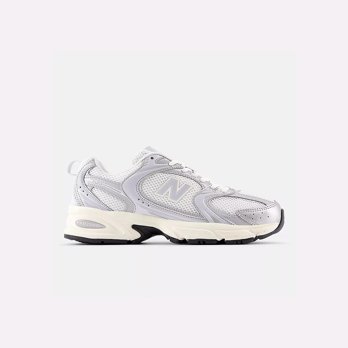 New Balance 530 灰白配色，極簡冷調風格