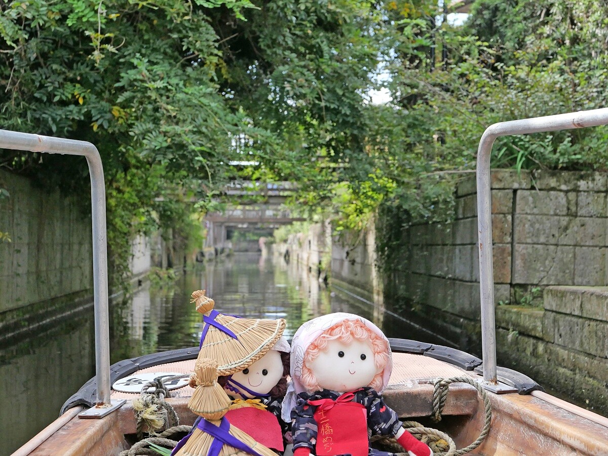 乘坐別具風情的扁舟，一邊遊覽「加藤洲十二橋」，美景搭配飯店準備的日式早餐好不愜意。