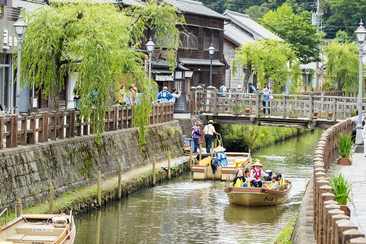 推薦預約「町並みガイド」導覽，能深入了解街屋的歷史脈絡。