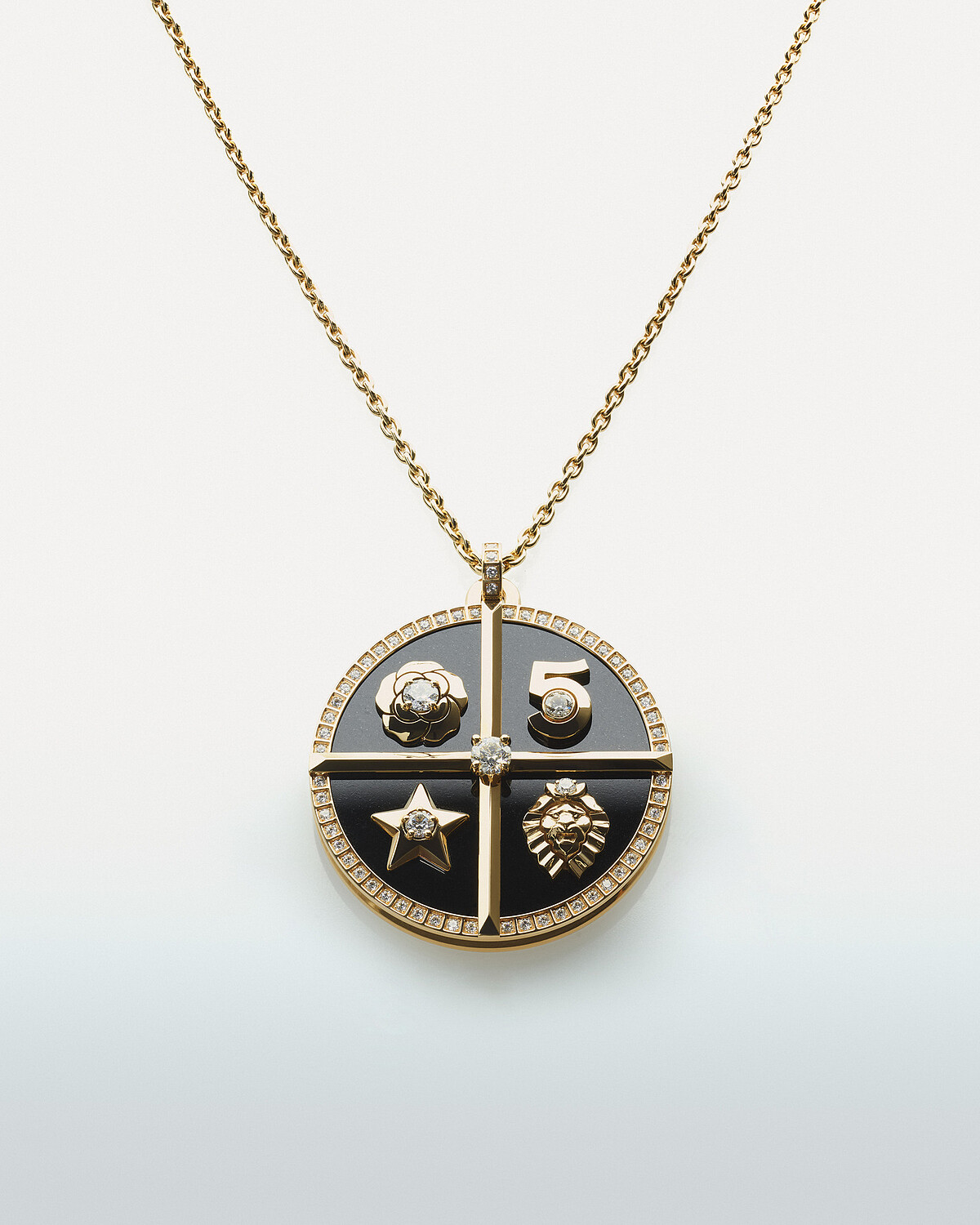 SYMBOLES 徽章墜飾 18K 黃金、黑玉鑲嵌鑽石。 建議售價 NTD 1,062,000 元 