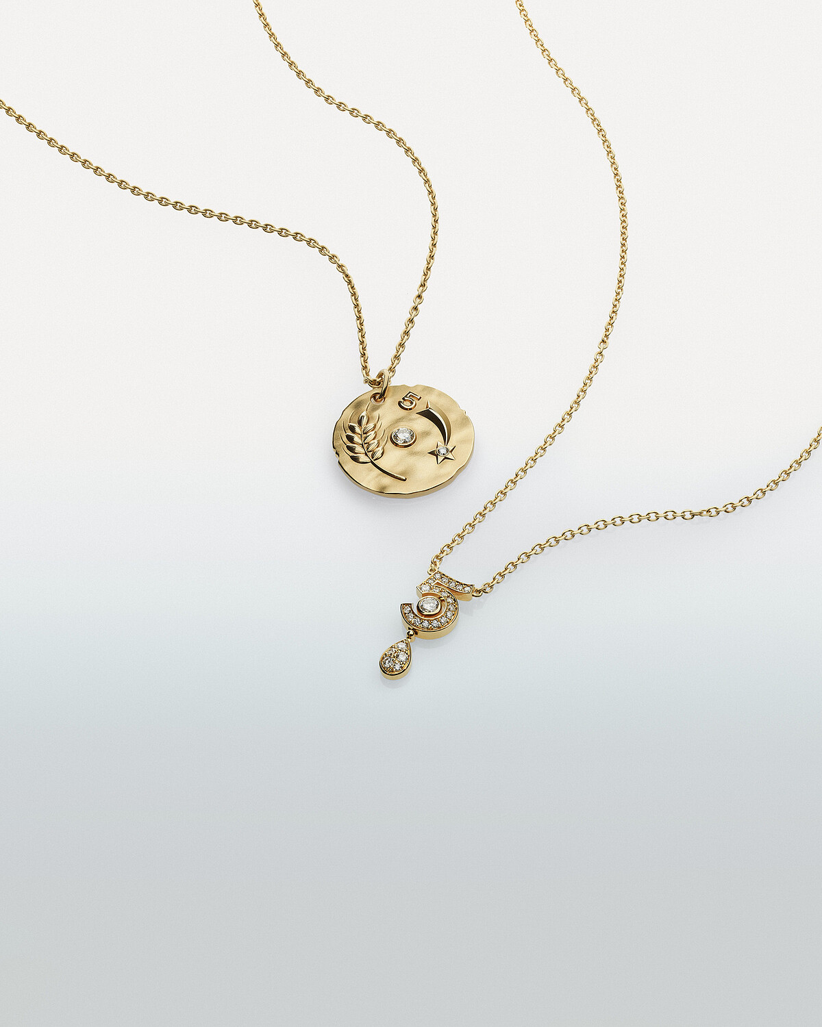 TALISMANS 徽章墜飾(上) 18K 黃金鑲嵌鑽石。 建議售價 NTD 236,000 元 ETERNAL N°5 項鍊(下) 18K 黃金鑲嵌鑽石。 建議售價NTD 312,000元