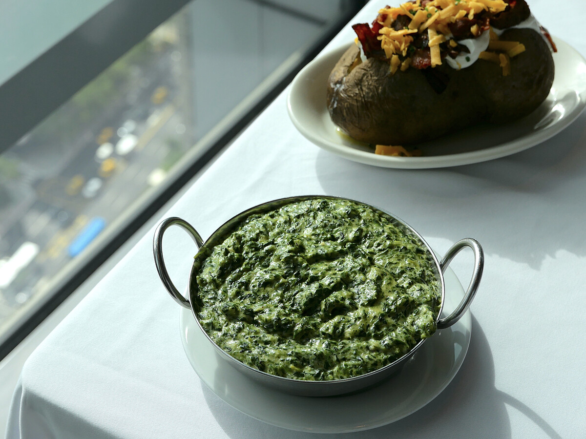 招牌配菜：奶油菠菜、煙燻起司焗烤培根烤馬鈴薯（photo: Lynn）