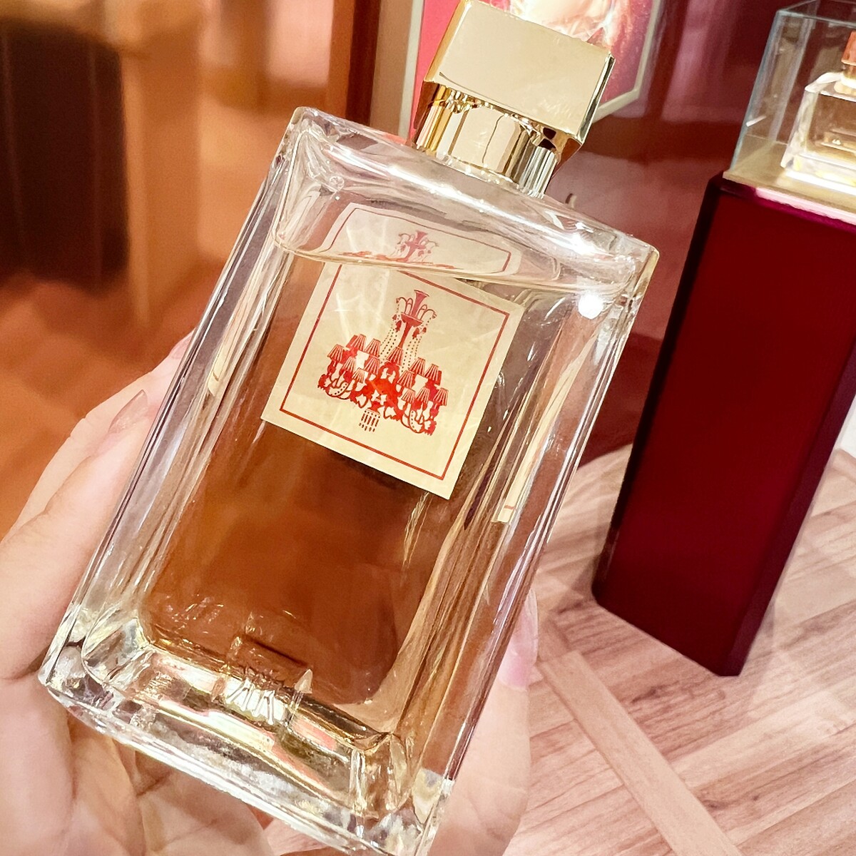 Maison Francis Kurkdjian Baccarat Rouge 540水晶之燄瓶身的小巧思，標籤背面有著Baccarat水晶吊燈的圖案。