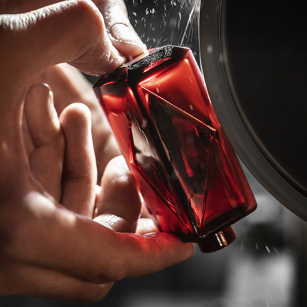 Maison Francis Kurkdjian水晶之燄限量工藝典藏版製作過程情境照。