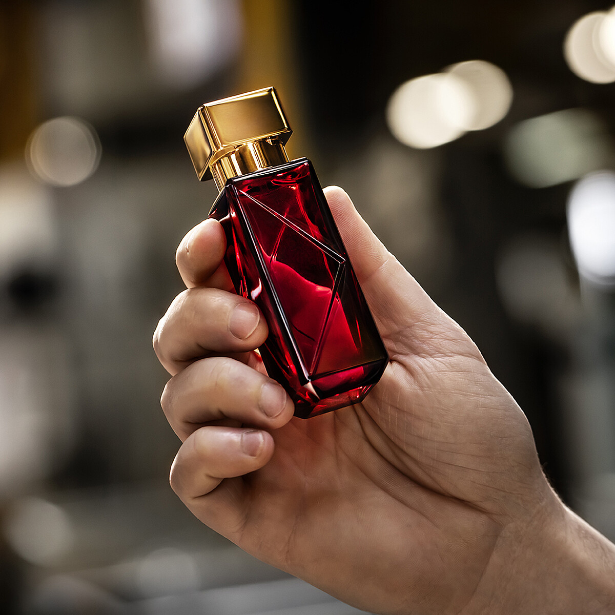 Maison Francis Kurkdjian水晶之燄限量工藝典藏版製作過程情境照。