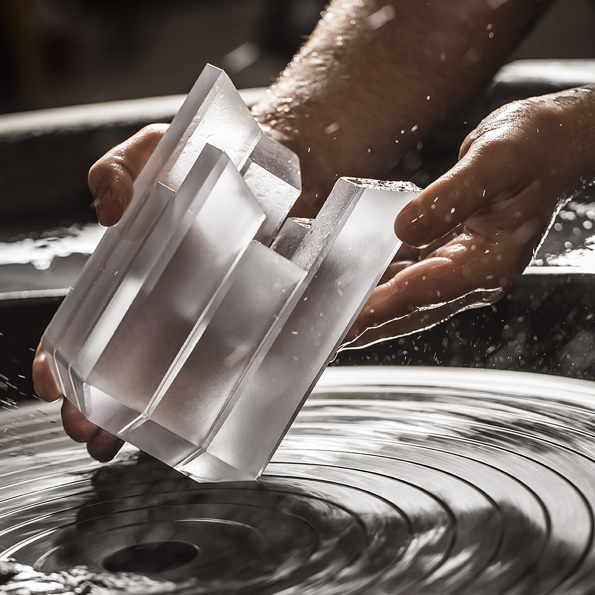 Maison Francis Kurkdjian水晶之燄限量工藝典藏版製作過程情境照。