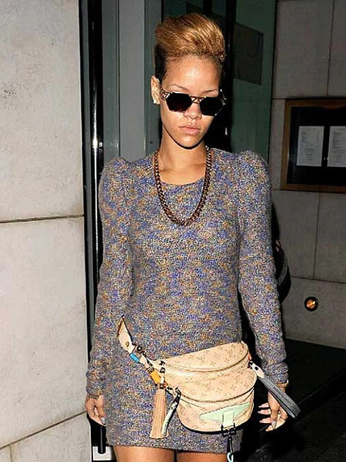 Rihanna腰包街拍