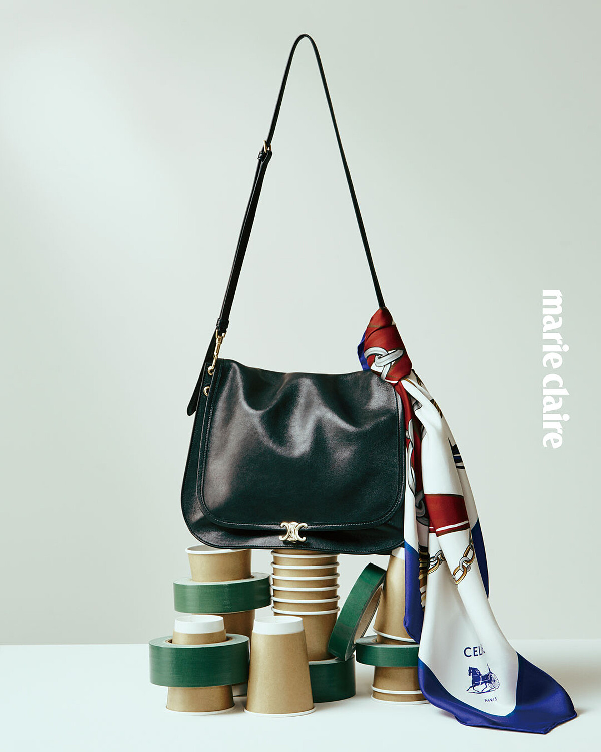 Soft Triomphe Besace 柔軟亮澤羊皮革手袋、絲巾,Both by Celine。