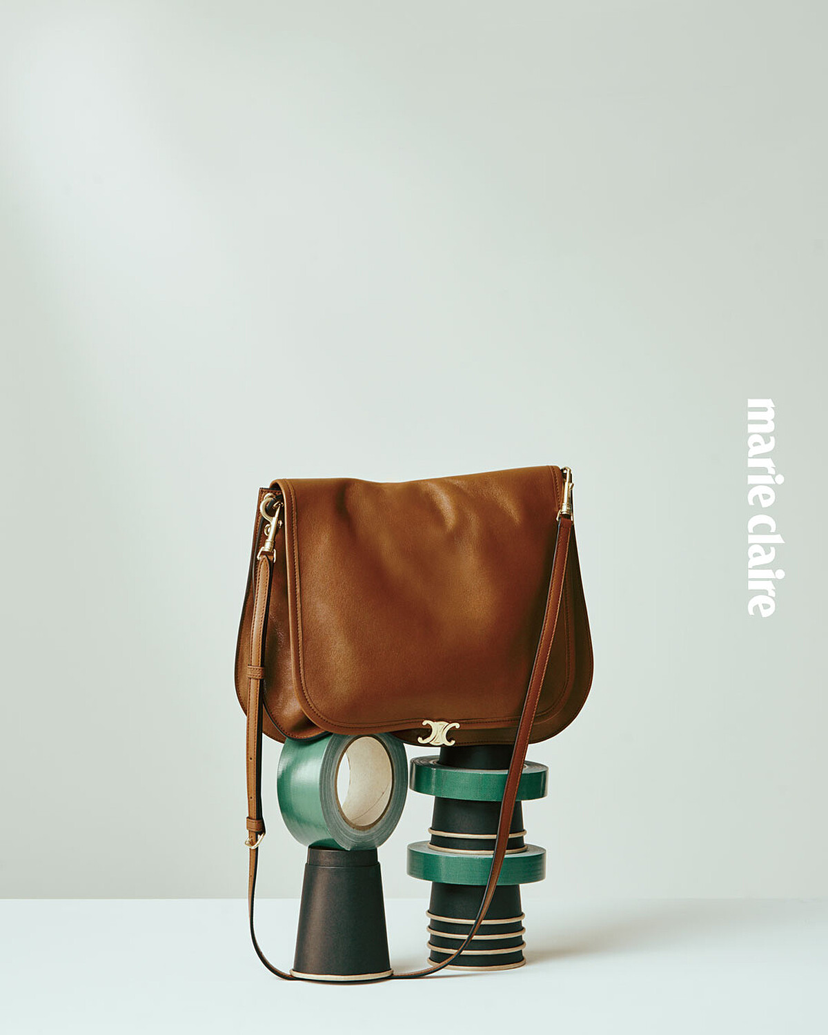 Celine Soft Triomphe Besace 柔軟亮澤羊皮革手袋。