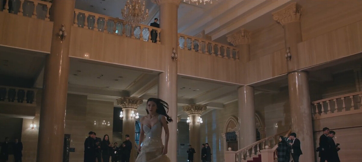 文道赫位居高處看白雅珍頒獎典禮現場逃跑