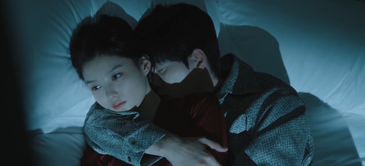 文道赫抱著白雅珍睡覺(暗示X、枷鎖)，白雅珍一手甩開