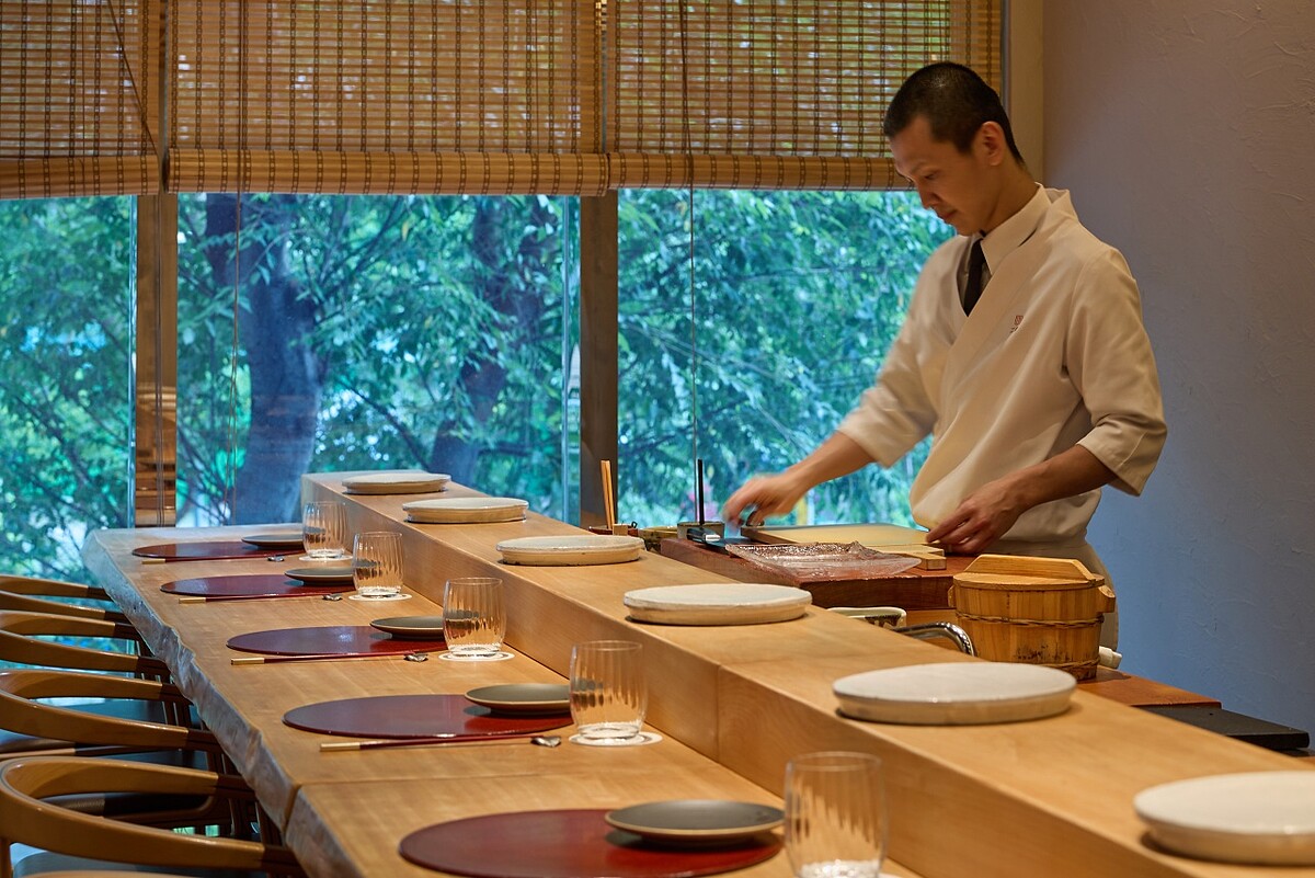 料理長劉秉豪依風味強弱安排全席節奏。