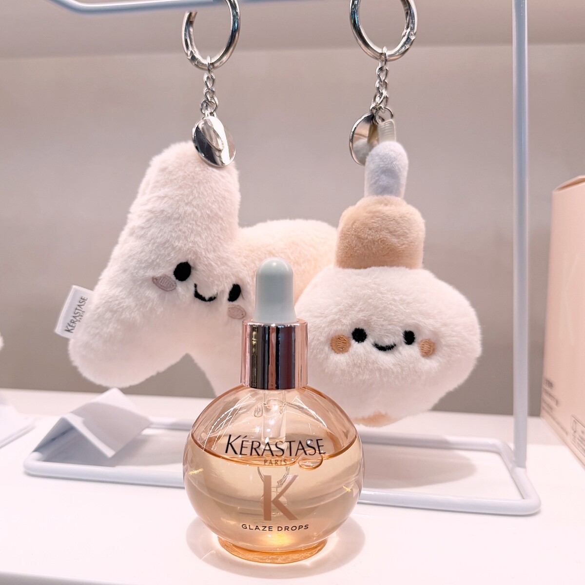 上市期間，購買「小粉球」釉光香頌玫瑰護髮精油+髮乳，還能獲得超可愛的盲盒吊飾與DIY裝飾瓶貼。