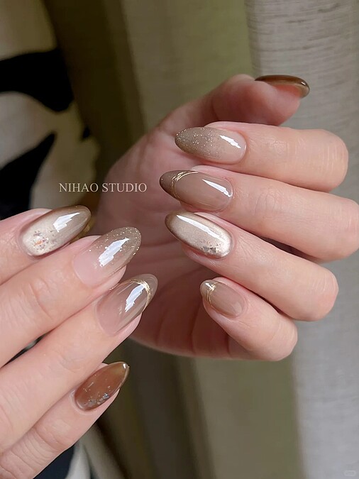 金色亮片奶茶美甲範本(Photo/小紅書@妮好美甲 nihao_studio)