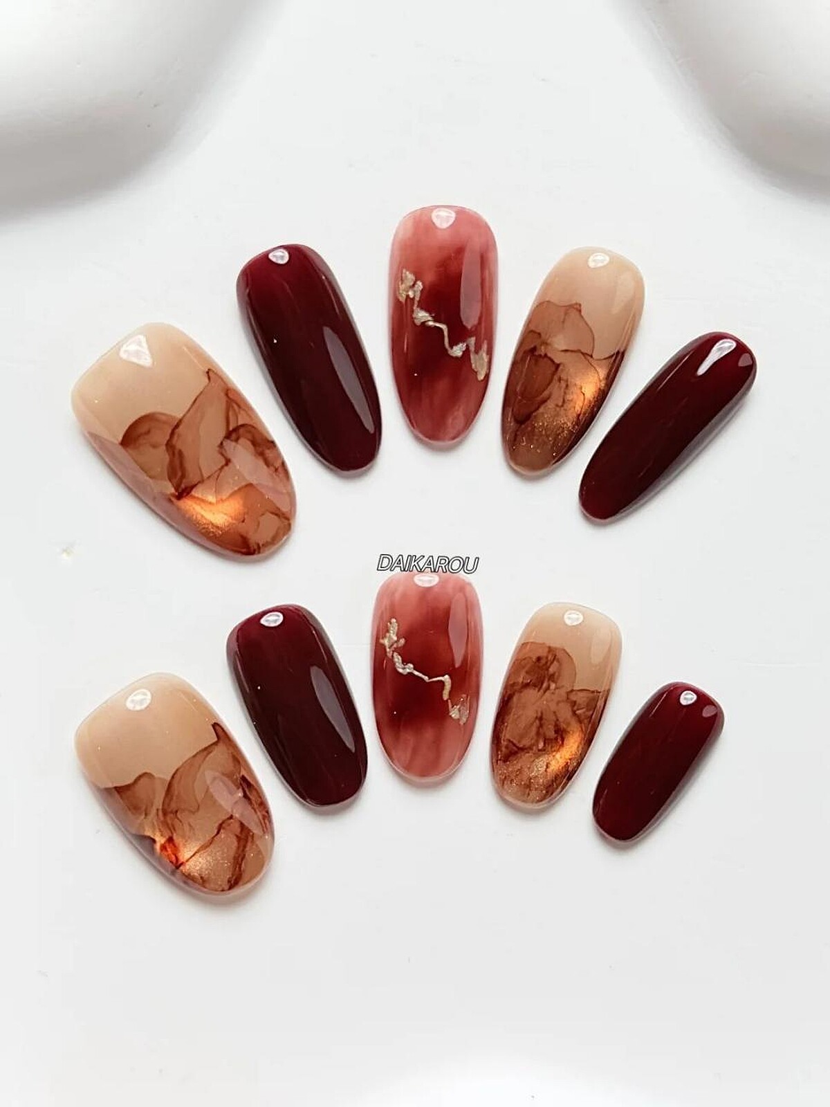 玫瑰紅茶美甲範本(Photo/小紅書@黛卡柔穿戴甲)