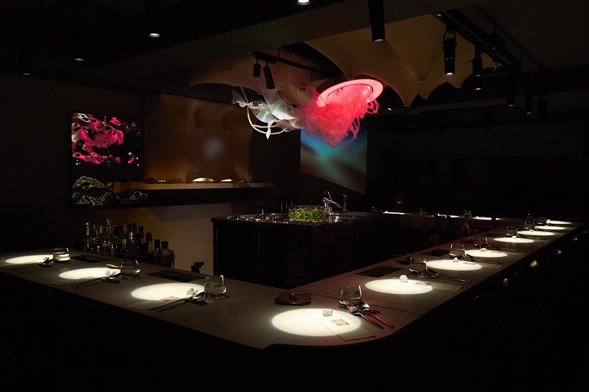 呼應主題「荒謬主義：沙漠中的水母」，N/A Lab 設計團隊為空間設計裝置、燈光。