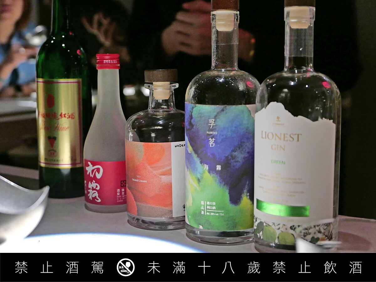 「沙漠中的水母」共有13種風味品項。「沙漠中的水母」共有13種風味品項，由葡萄酒、調酒、茶款與特製風味液交織而成。