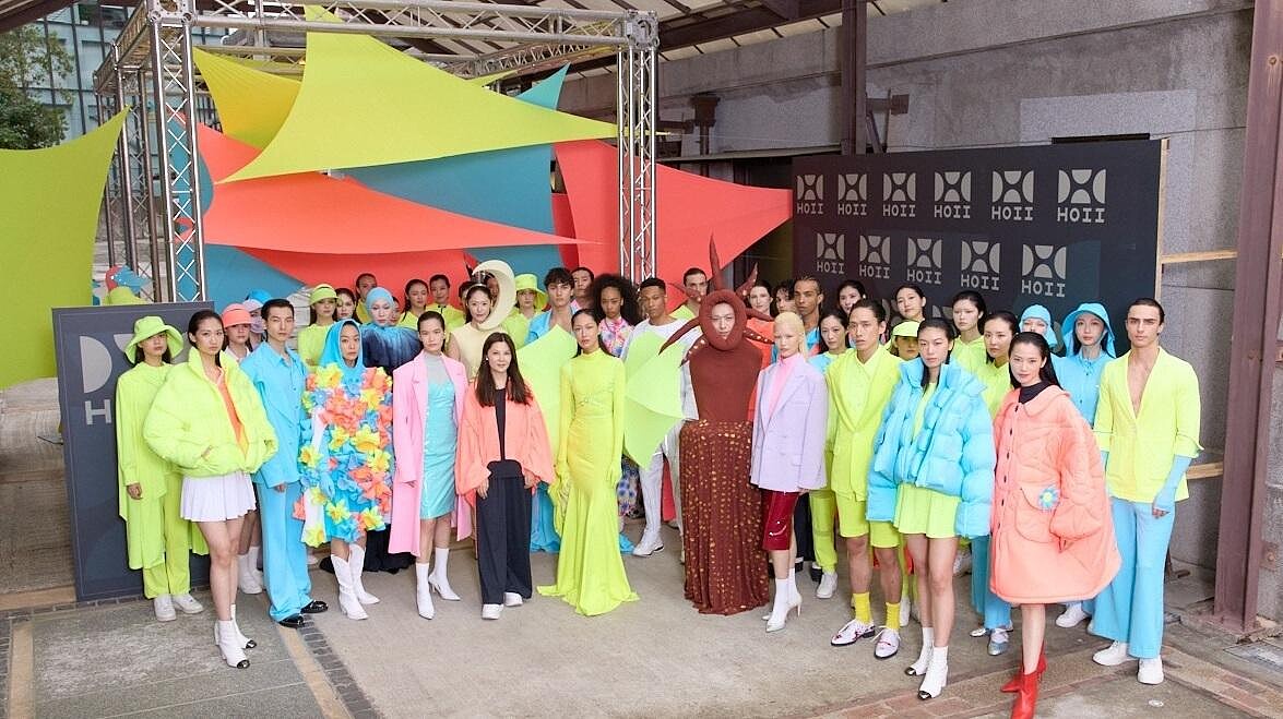 HOII創辦人林少萍引領名模齊聚瓶蓋工廠 HOII以光能科技打造時尚盛典。(圖 / HOII后益提供)