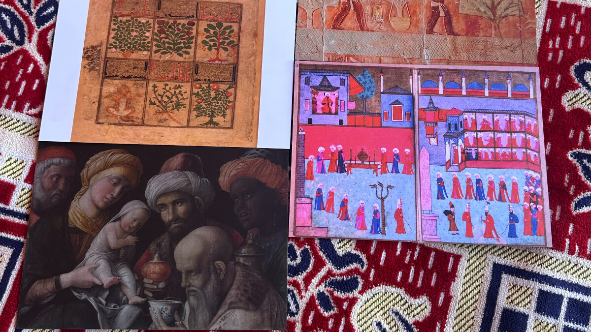 照片左下方圖卡是東方三賢者獻給小耶穌的三件禮物：黃金、乳香與沒藥