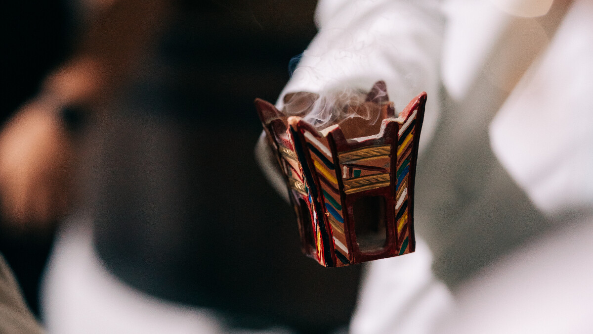 阿曼常見的香爐附有手把，除了款待家中賓客，一般也會手持淨化家中環境，達到治癒與驅除災禍的目的。