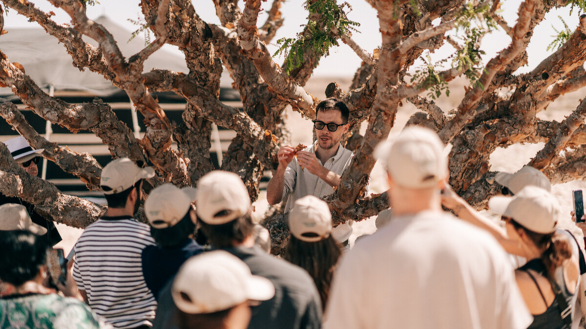 首席體驗官 Renaud Salmon高聲呼喊召集大家來到一棵大約六米高的乳香樹下，聽他訴說六年前他加入Amouage後進行的乳香守護工作。