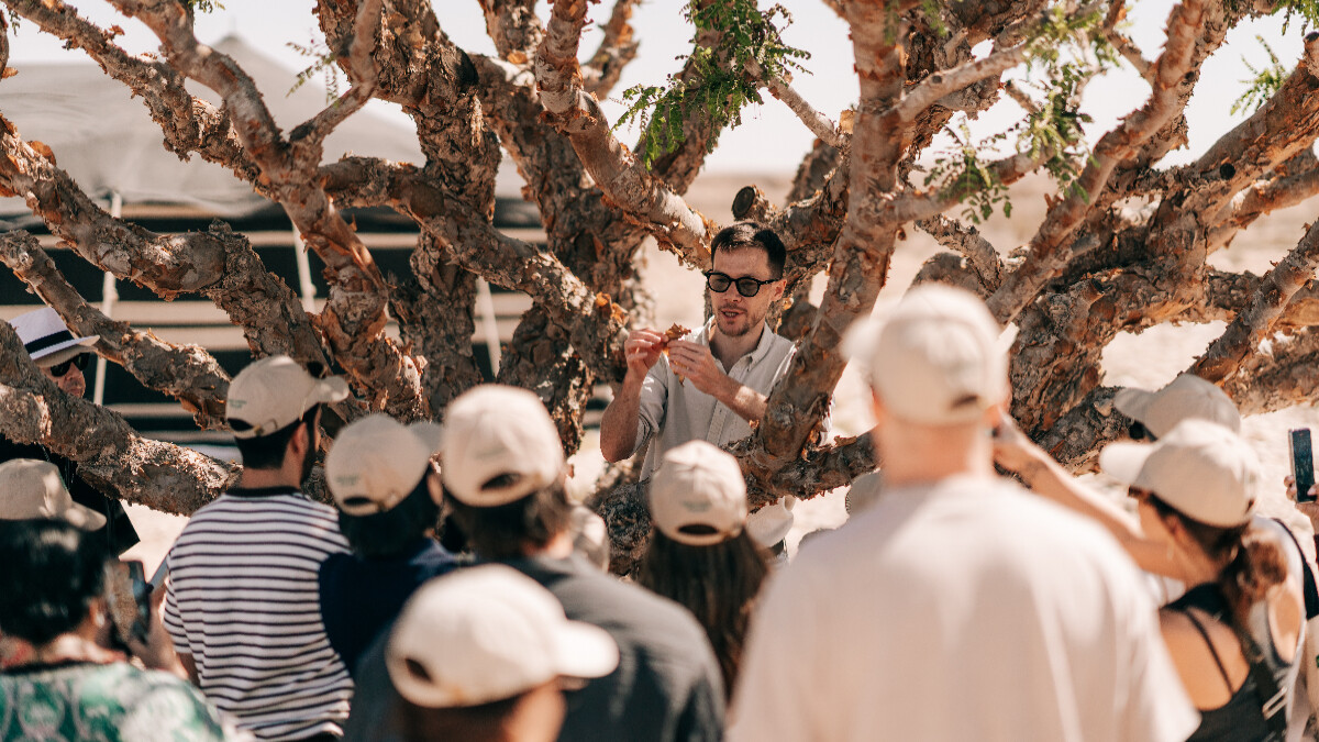 首席體驗官 Renaud Salmon高聲呼喊召集大家來到一棵大約六米高的乳香樹下，聽他訴說六年前他加入Amouage後進行的乳香守護工作。