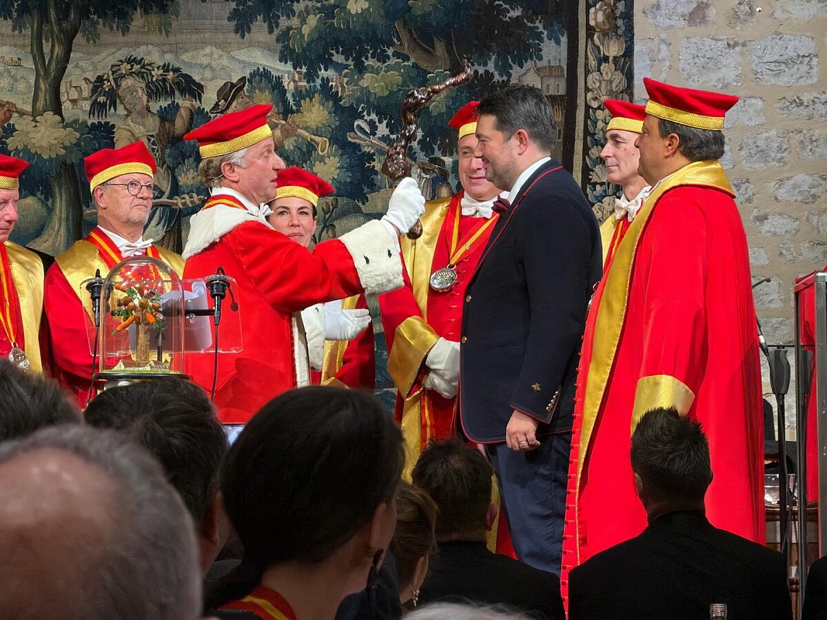 在巡迴展開前夕（2025年11月8日）獲得勳章，象徵他對法國飲食與葡萄酒文化的貢獻獲得肯定。