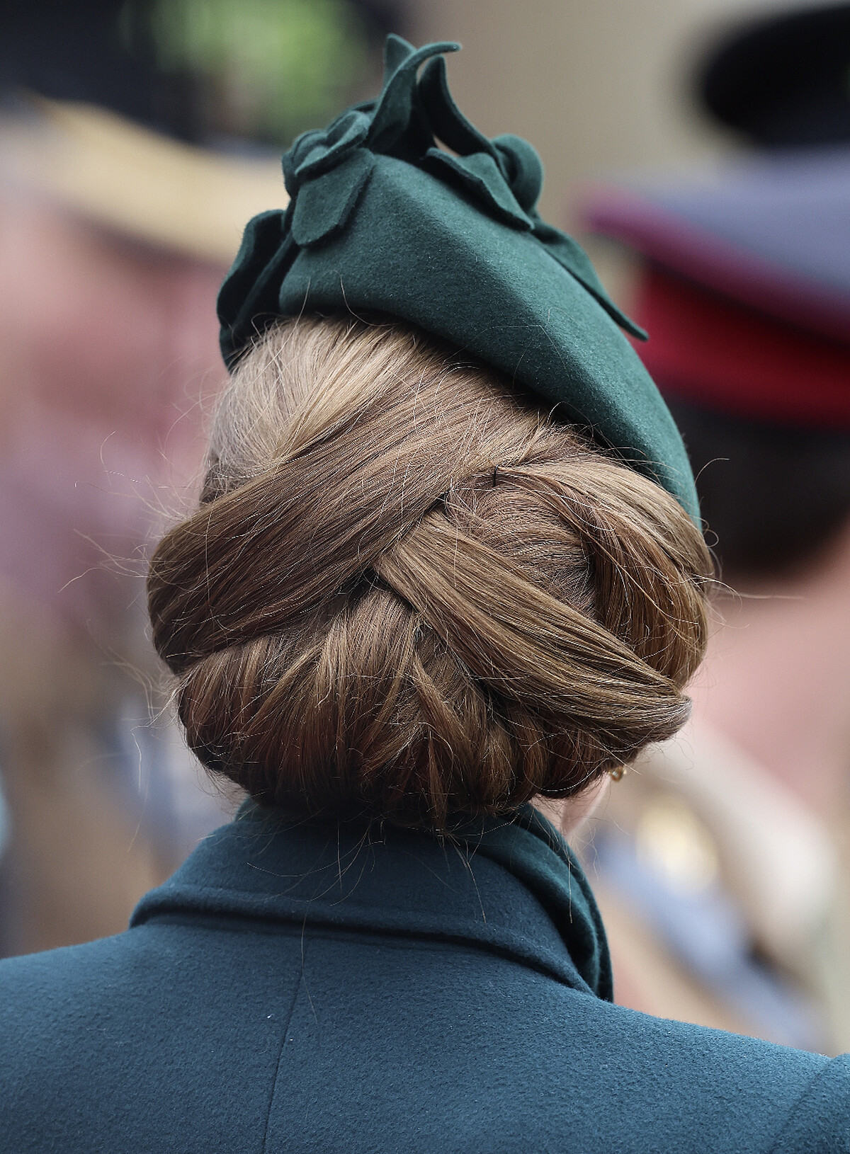 凱特王妃的皇家帽飾會依照帽飾來搭配髮型。