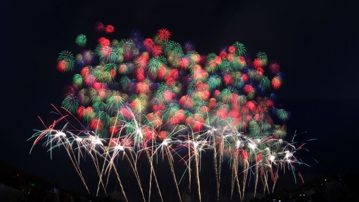 2026新北跨年「閃耀新北1314跨河煙火」：五彩落葉模擬圖