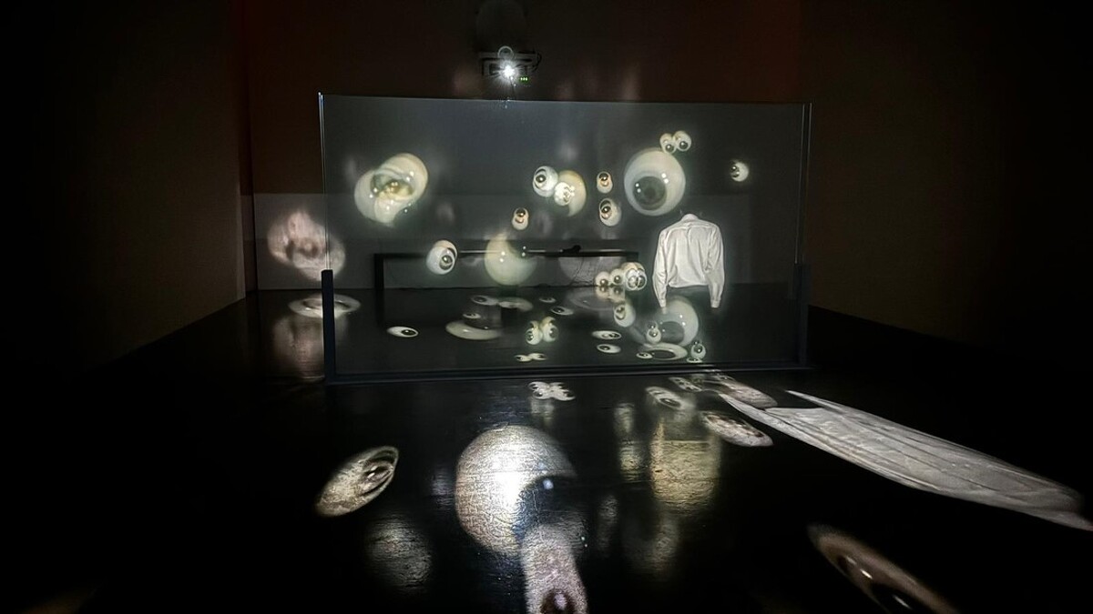 阿比查邦多媒體裝置作品《Solarium》（2023）&copy; Apichatpong Weerasethakul｜2024年於東京 SCAI the Bathhouse 展出現場。&copy; Nobutada Omote