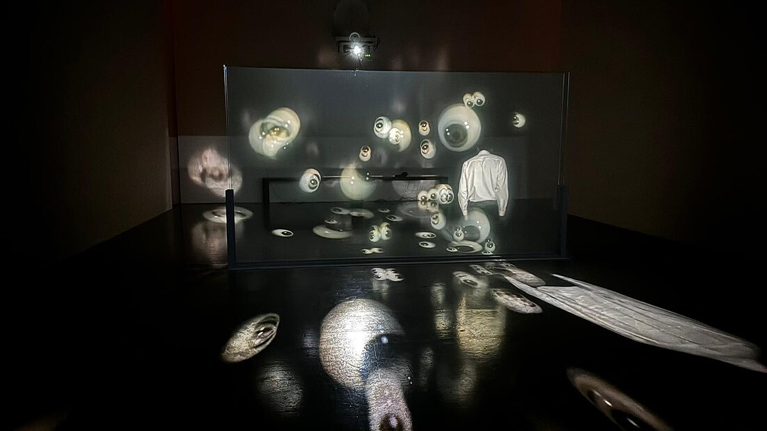 阿比查邦多媒體裝置作品《Solarium》（2023）&copy; Apichatpong Weerasethakul｜2024年於東京 SCAI the Bathhouse 展出現場。&copy; Nobutada Omote