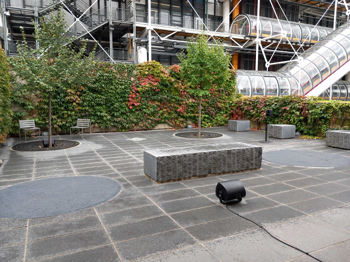 瑪切拉．利斯塔策劃阿比查邦回顧展（2024），聲音裝置作品《A Conversation with the Sun（The Garden）》於巴黎龐畢度中心展出。攝影：Audrey Laurans - Centre Pompidou, MNAM-CCI。