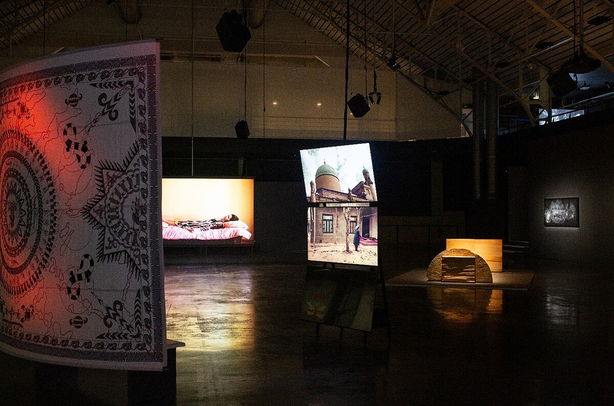 Le Fresnoy 當代藝術中心與巴黎龐畢度中心共同策劃，薩歐妲．伊斯瑪伊洛娃「Saodat Ismailova &ndash; Double Horizon」（2023）展覽現場。策展人：瑪切拉．利斯塔、Pascale Pronnier。&copy; Richard Baron