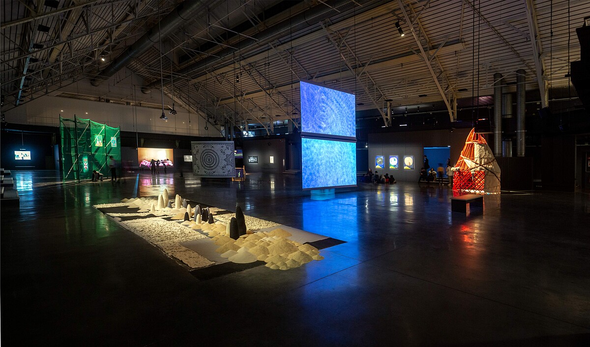Le Fresnoy 當代藝術中心與巴黎龐畢度中心共同策劃，薩歐妲．伊斯瑪伊洛娃「Saodat Ismailova &ndash; Double Horizon」（2023）展覽現場。策展人：瑪切拉．利斯塔、Pascale Pronnier。&copy; Richard Baron