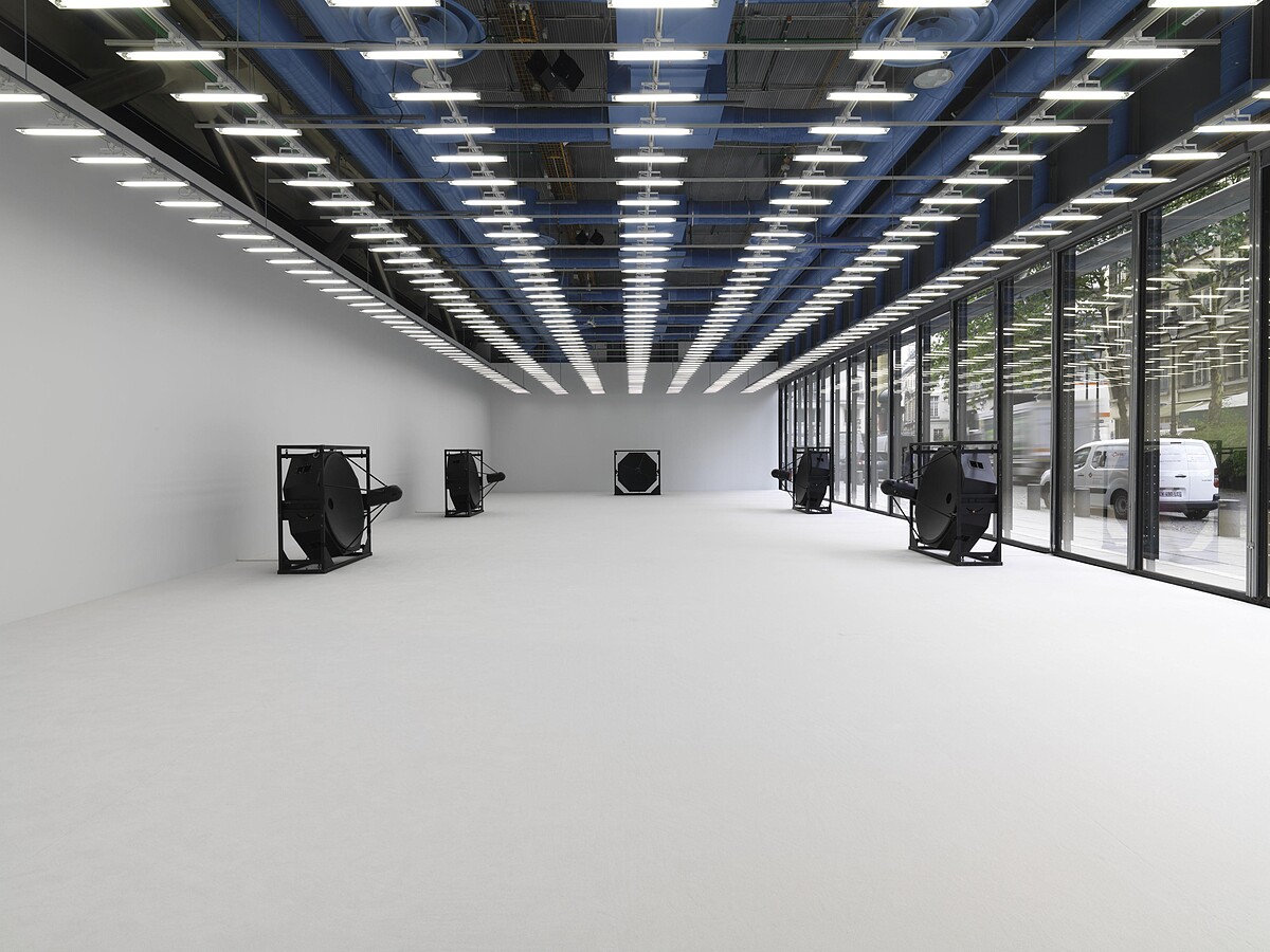 瑪切拉．利斯塔策劃池田亮司展覽「Ryoji Ikeda | continuum」（2018），作品《A [continuum]》於巴黎龐畢度中心展出，實現內外無界限的透明效果。攝影：Audrey Laurans - Centre Pompidou, MNAM-CCI。