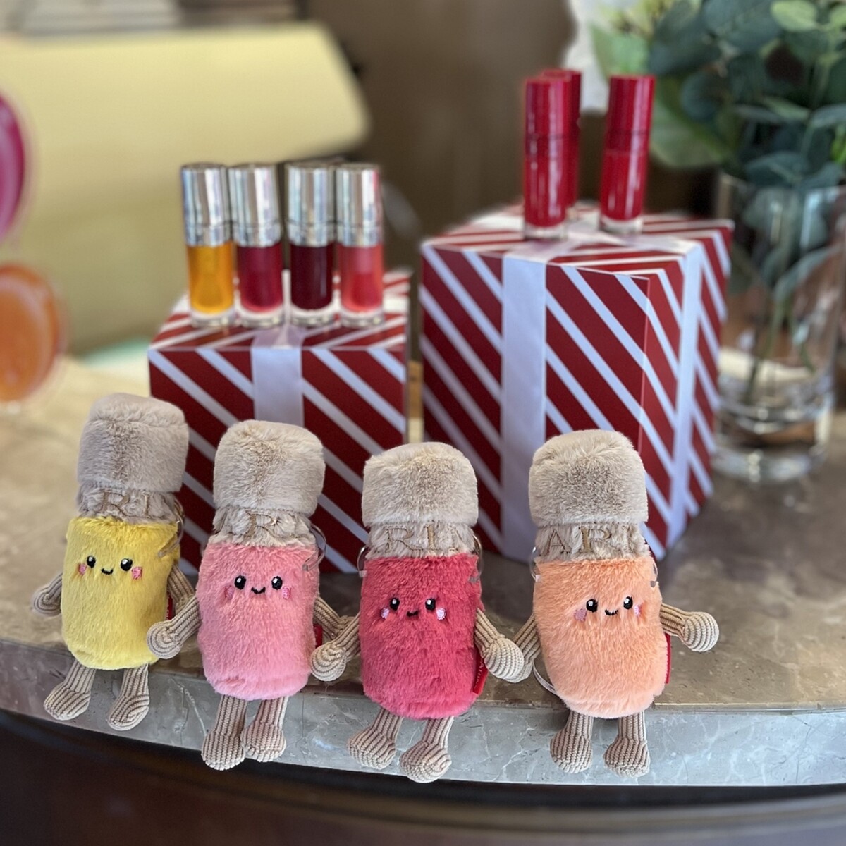 克蘭詩美唇油絨毛娃娃。