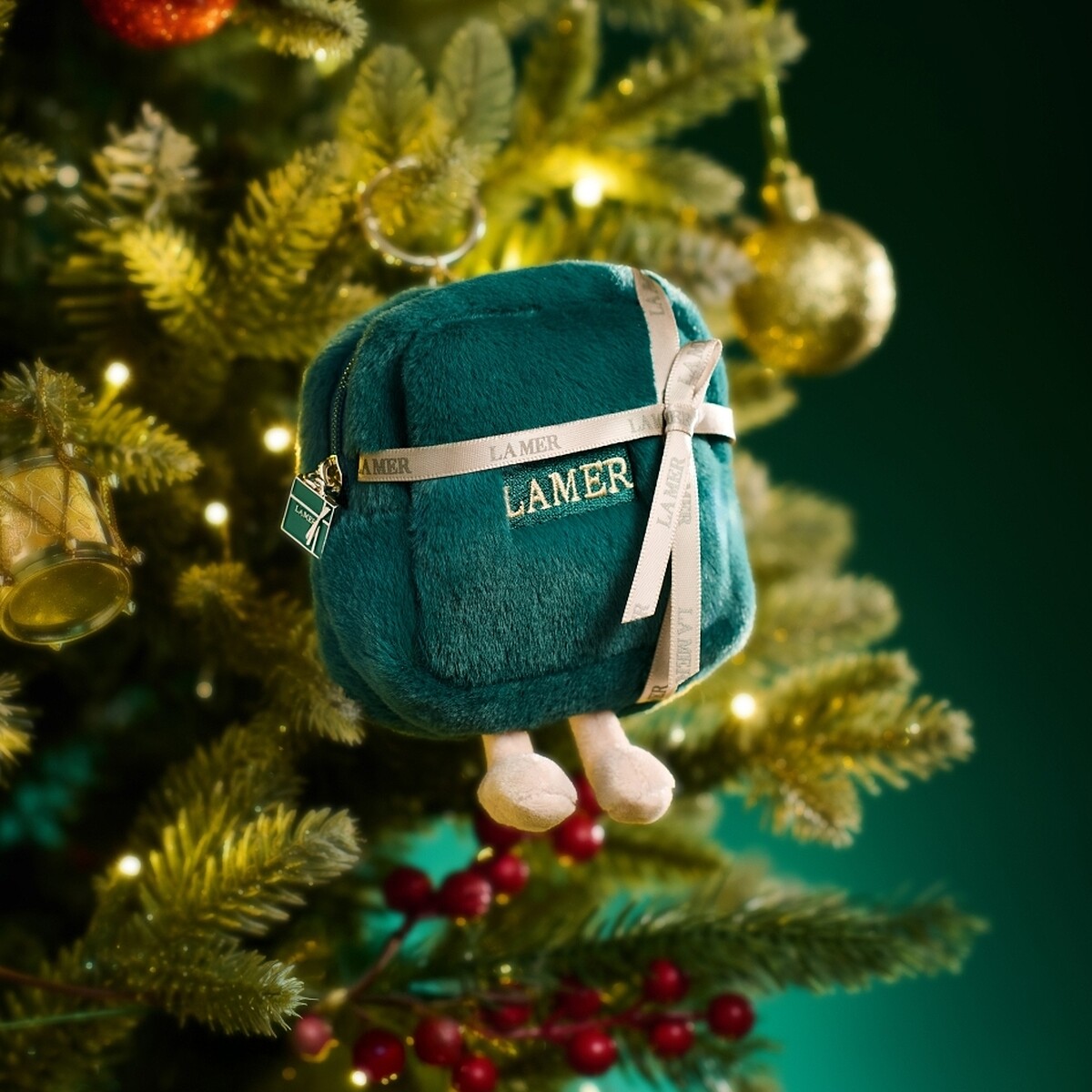 海洋拉娜毛絨綠寶盒吊飾形象圖。