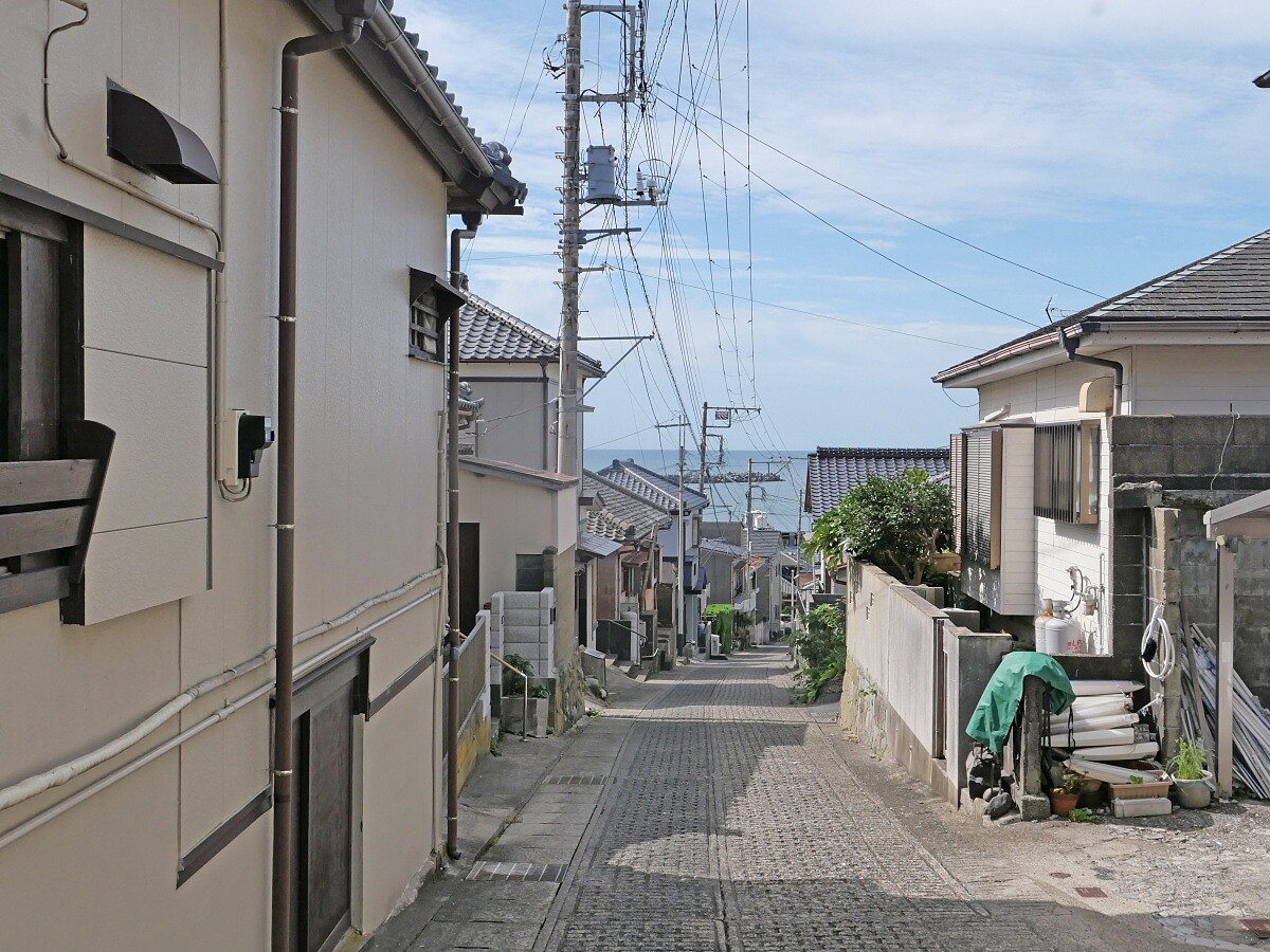 外川站的民宅區可遠眺海洋。