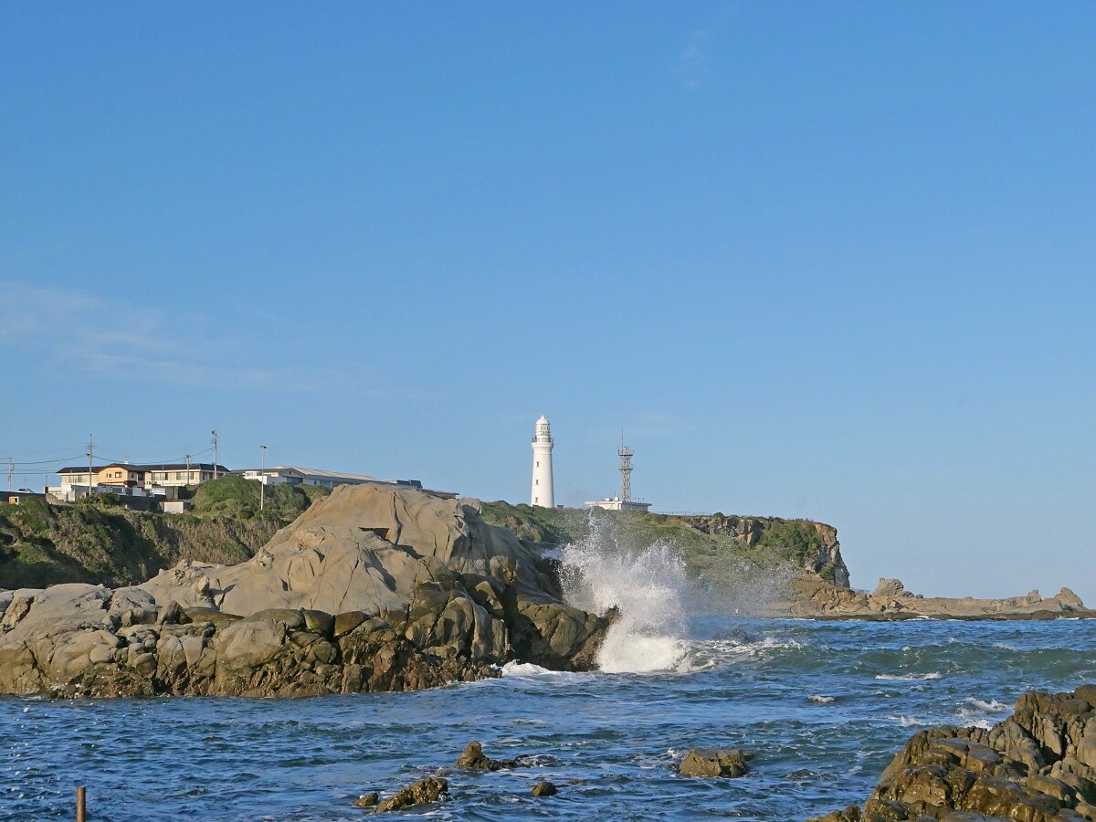 東映電影公司那段招牌片頭「荒磯に波」就是在這裡拍攝的。