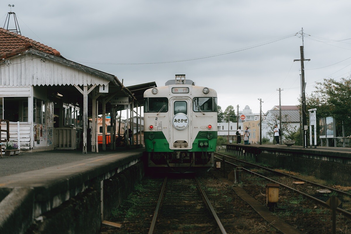 光是火車的存在，就氛圍拉到復古懷舊的場景。