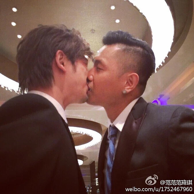 黑人陳建州和陳柏霖「親親」